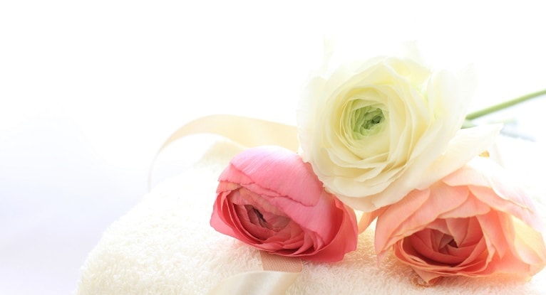 白いヒーリング用タオルと薔薇