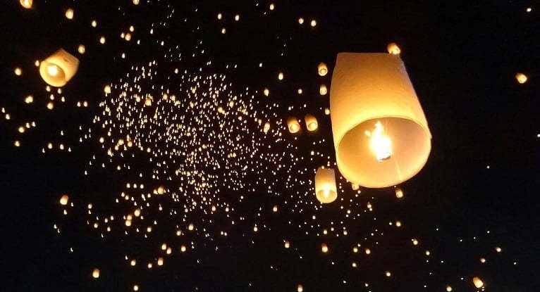 高い空で光るランタン