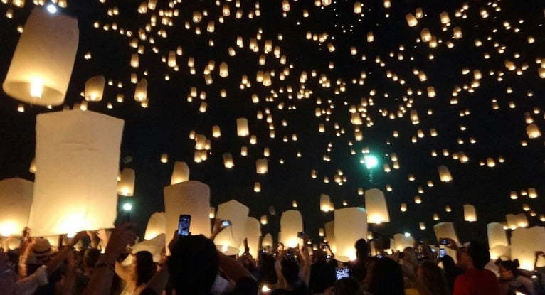 空いっぱいに上がるランタン