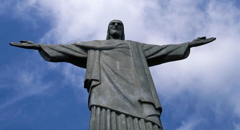 祈りとスピリチュアルエネルギーを象徴するキリスト像