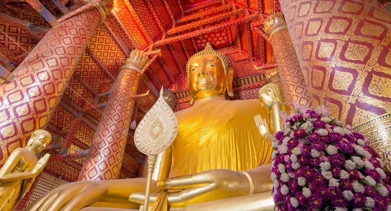 黄金の大仏像と瞑想のスピリチュアルエネルギー