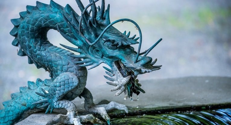 龍の像と清めのスピリチュアルエネルギー
