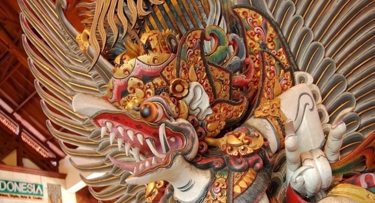 守護と力を象徴するガルーダ像のスピリチュアルイメージ