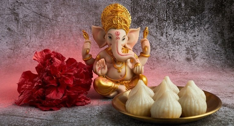 智慧と繁栄を象徴するガネーシャ像と供物｜スピリチュアルな赤坂の癒しイメージ