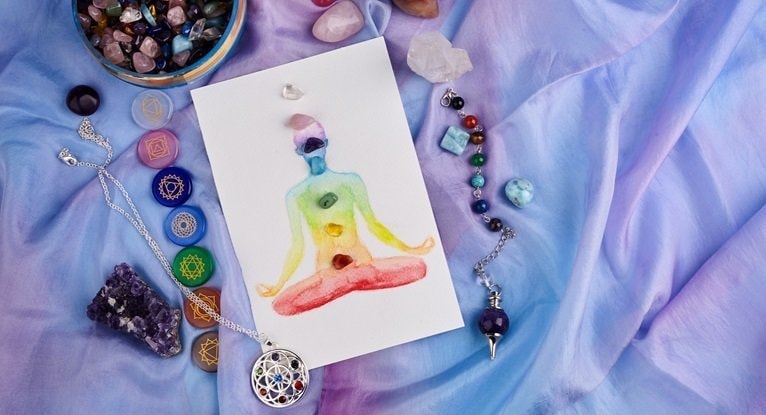 チャクラとパワーストーンを使ったヒーリングイメージ｜赤坂のスピリチュアルな癒し