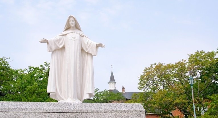 聖母マリア像と清らかな祈りのイメージ｜赤坂のスピリチュアルな癒し空間