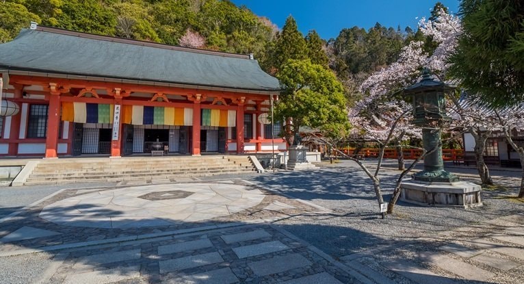 レイキの聖地・鞍馬寺本殿と金剛床｜自然エネルギーと癒しを感じる風景