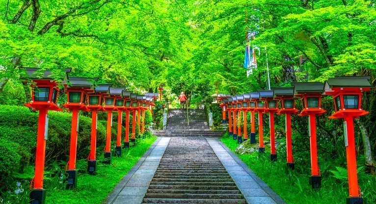 鞍馬寺の朱色の灯籠と新緑の参道｜レイキの聖地で癒しを感じる