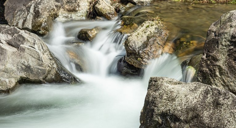 レイキの聖地・鞍馬寺の清流と岩場｜自然エネルギーに癒される風景