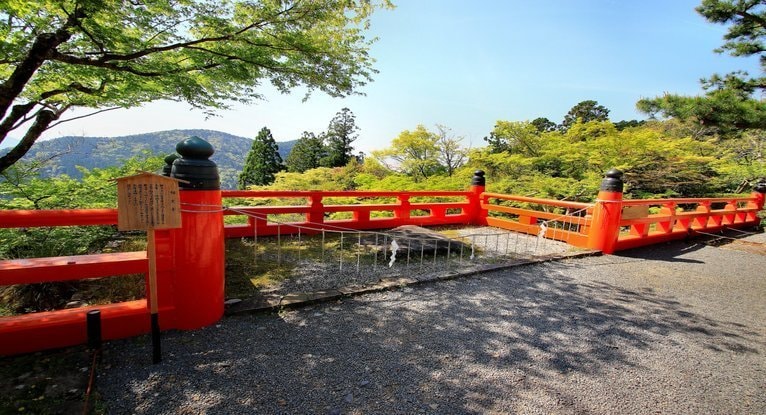 鞍馬寺の朱色の橋と新緑の風景｜レイキの聖地で癒しを感じる
