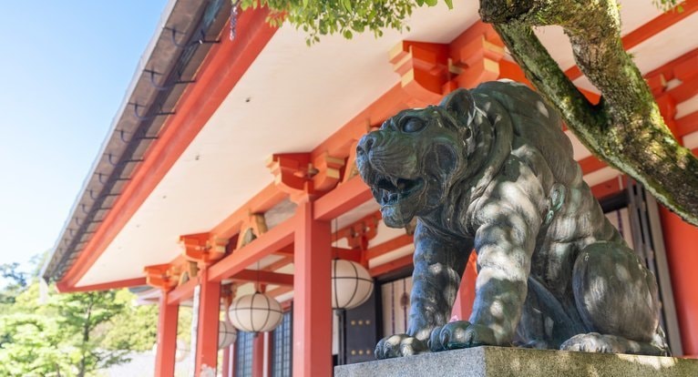 鞍馬寺 本殿金堂前の阿吽の虎像｜新緑に映えるレイキの聖地の守護像