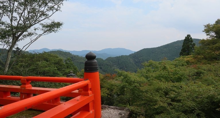 京都・鞍馬寺から望む山並みと朱色の欄干｜自然エネルギーを感じるレイキの聖地の眺望