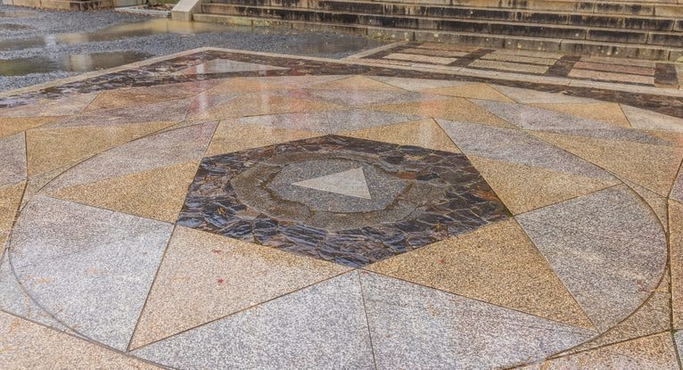 鞍馬寺・金剛床の六芒星文様｜レイキの聖地に宿る調和とエネルギーの象徴