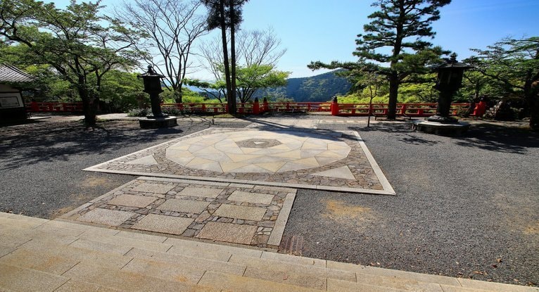 レイキの聖地・鞍馬寺金剛床から望む空｜癒しと自然エネルギーを感じる風景