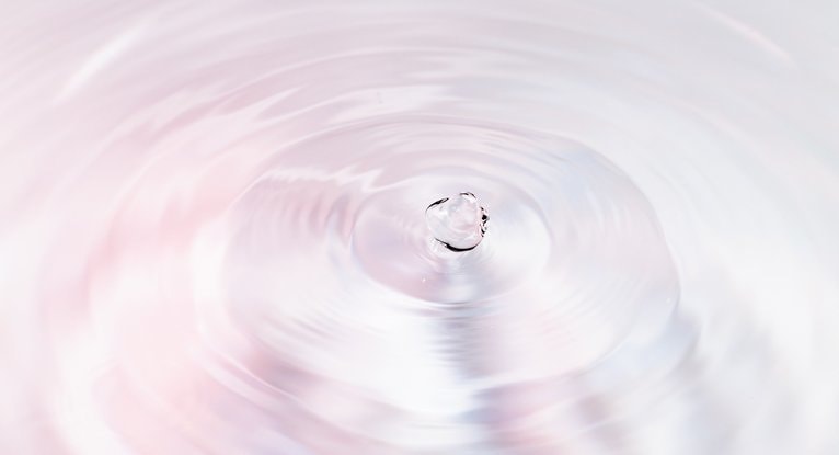 フュージョンレイキ｜白い光の滴が波紋となって広がる神秘的なエネルギーのイメージ