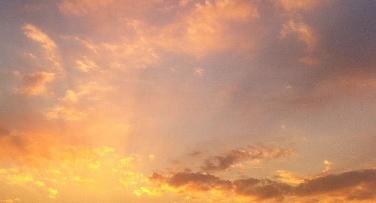 夕暮れの柔らかな光に包まれる空｜東京赤坂クイーンズティーのレイキヒーリングのご感想ページ