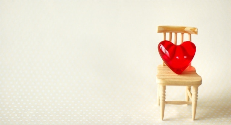 これからレイキを学ぶ方に役立つ質問集｜赤いハートと椅子のイメージ｜レイキ東京・クイーンズティー