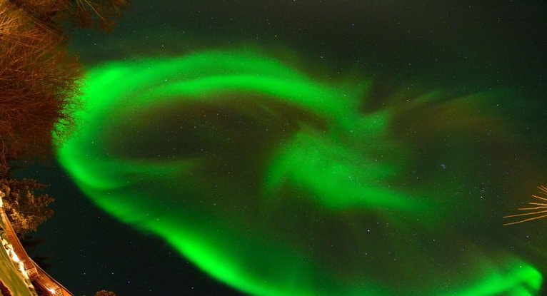 レイキとは（詳細）｜夜空に広がる円形のオーロラエネルギー｜生命の循環と癒しを象徴する幻想的な光景｜レイキ東京・クイーンズティー