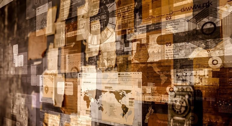 情報を探るコツを象徴する青みがかった情報ボードと世界地図のイメージ（東京・赤坂のスピリチュアルリーディング）