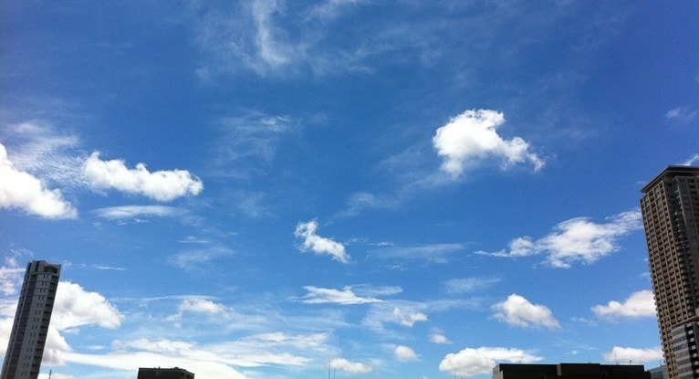 東京赤坂クイーンズティーのレイキ伝授にふさわしい晴れ渡る青空