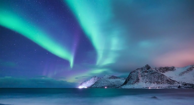 レイキと癒しの光｜オーロラが広がる幻想的な夜空