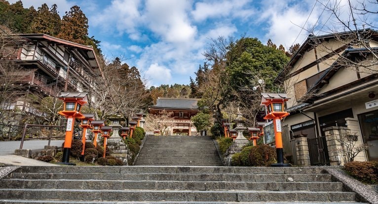 京都鞍馬寺の石段と山門へ続く参道｜レイキ発祥の地として知られる鞍馬山の入口風景