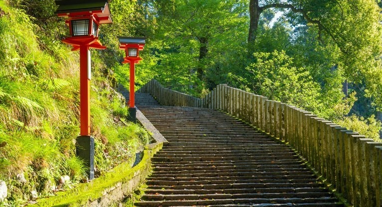 京都鞍馬山の石段と朱色の灯籠｜新緑に包まれた参道を登るレイキゆかりの山道