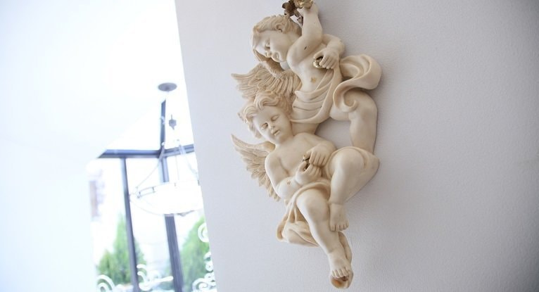 赤坂の癒し空間を象徴する天使像